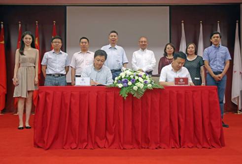 由鲁迅美术学院副院长张庆波教授和best365手机版官网副院长于瑞云教授为联合实验室签约4